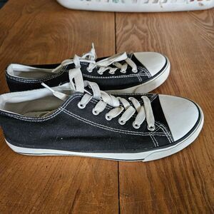 Unisex Black & White Canvas Sneakers Size 9 Classic Casual Lace-Ups